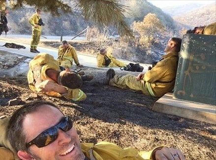 Πυροσβέστης έβγαλε selfie και αποθεώθηκε (pic)