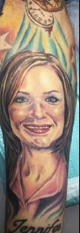 Eίχε τατουάζ την κοπέλα του... Δείτε τι το έκανε μόλις χώρισαν (pics)