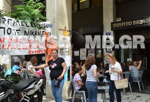 ΦΩΤΟΡΕΠΟΡΤΑΖ: Στο ΥΠΟΙΚ οι καθαρίστριες (pics+vid)