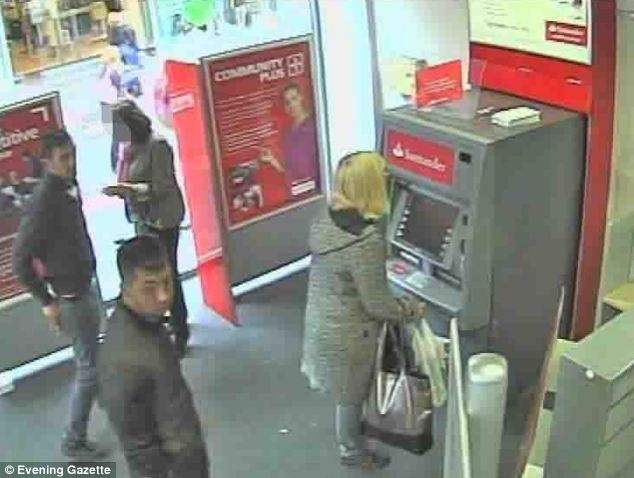 Απίστευτη απάτη: Δείτε πώς την έκλεψαν μέσα στο ATM (pics)