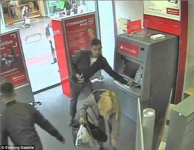 Απίστευτη απάτη: Δείτε πώς την έκλεψαν μέσα στο ATM (pics)