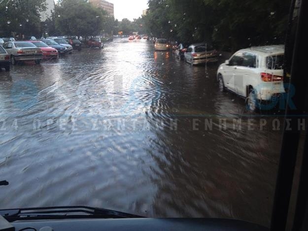 Θεσσαλονίκη: Μέσα σε δέκα λεπτά οι δρόμοι έγιναν ποτάμια! (pics)