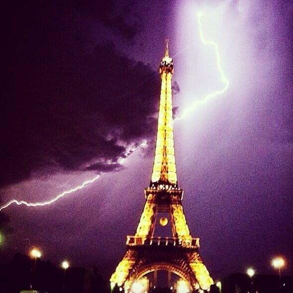 Εντυπωσιακές φωτογραφίες: Κεραυνός πάνω από τον Πύργο του Άιφελ (pics)