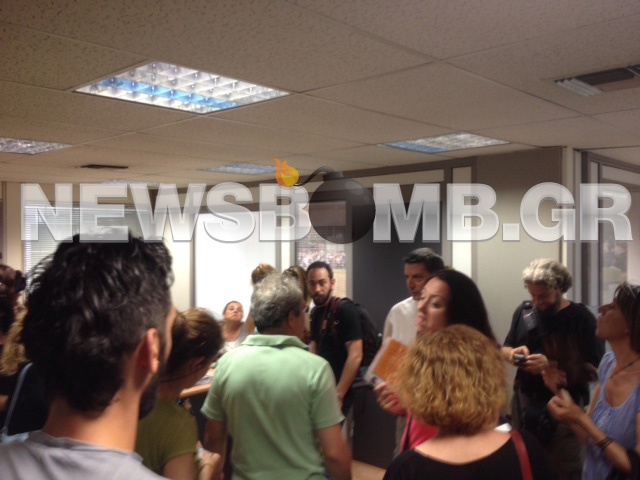 Στο γραφείο του νέου υπουργού Παιδείας καθηγητές σε διαθεσιμότητα (pics&vid)