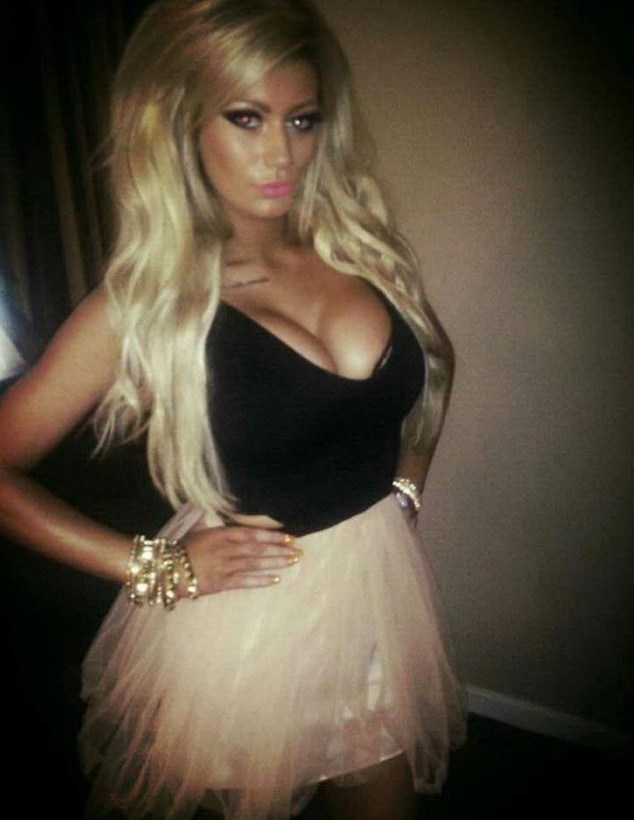 Βρετανία: Μοντέλο soft πορνό αθωώθηκε λόγω προσθετικής… στήθους! (photos+videos)