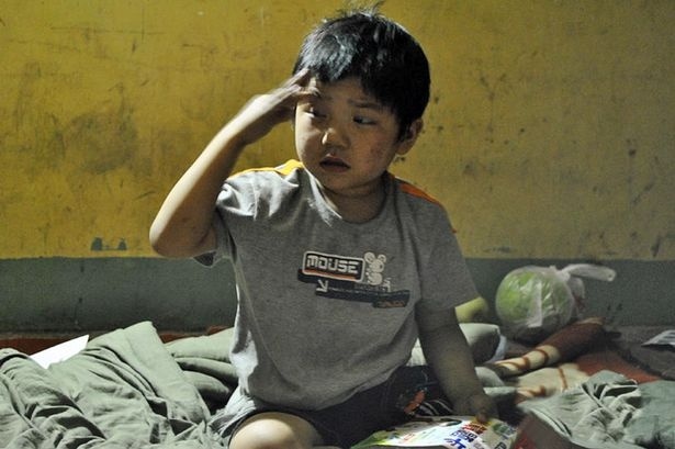 Άστεγος μεγαλώνει ένα παιδί που βρήκε σε... σκουπίδια! (pics)