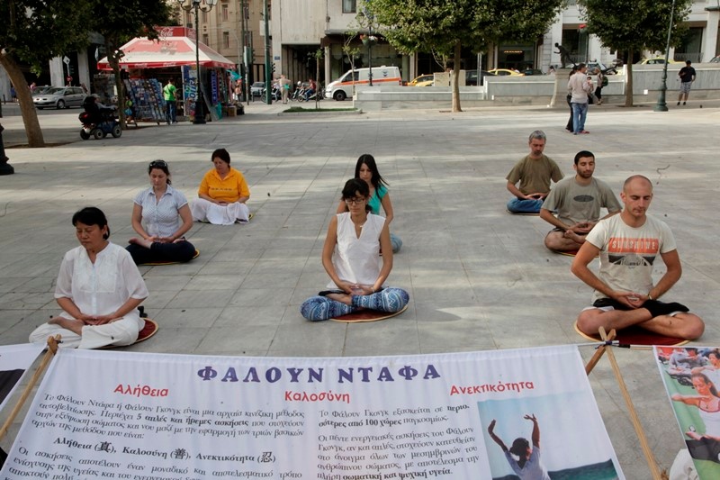 Διαλογισμός… διαμαρτυρίας από Κινέζους στο Σύνταγμα (photos)