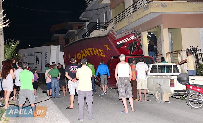 Σπάρτη: Νταλίκα «επισκέφθηκε» σαλόνι διπλοκατοικίας