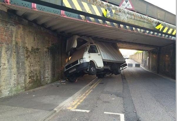 Φορτηγό προσπαθεί να περάσει κάτω από γέφυρα αλλά (pics)