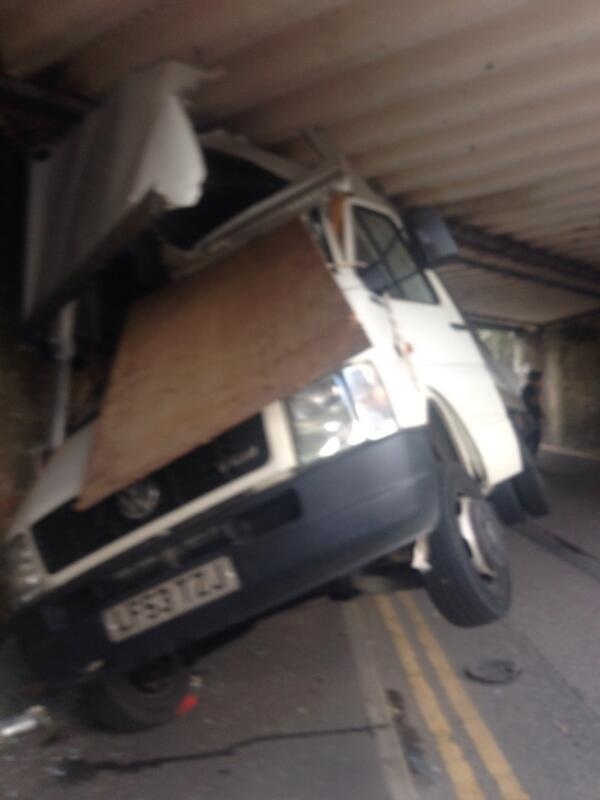 Φορτηγό προσπαθεί να περάσει κάτω από γέφυρα αλλά (pics)