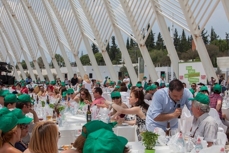 Το μεγαλύτερο κυριακάτικο τραπέζι της χρονιάς είναι γεγονός (pics-vid)