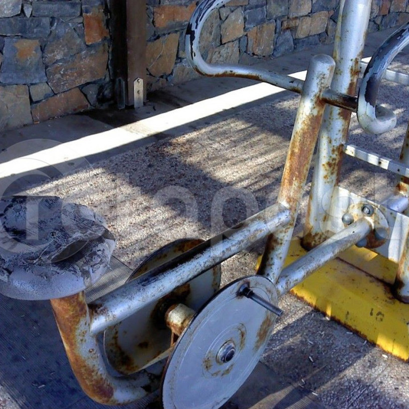Σκουριά και εγκατάλειψη στο γυμναστήριο του Καράβολα
