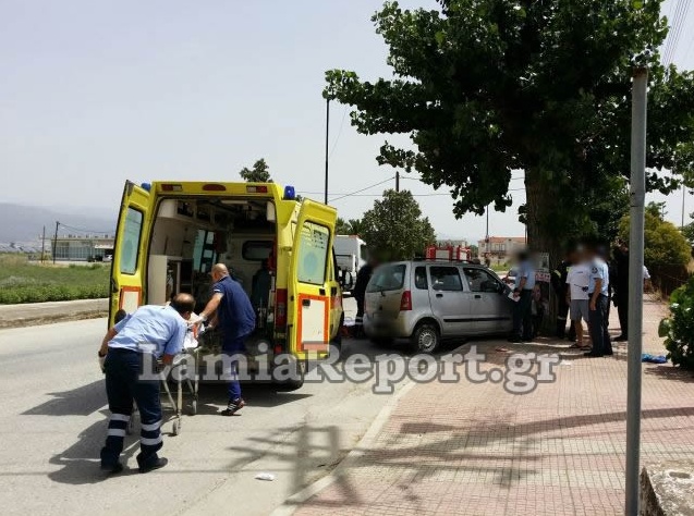 Λαμία: Έχασε τον έλεγχο και καρφώθηκε στο δέντρο (pics)