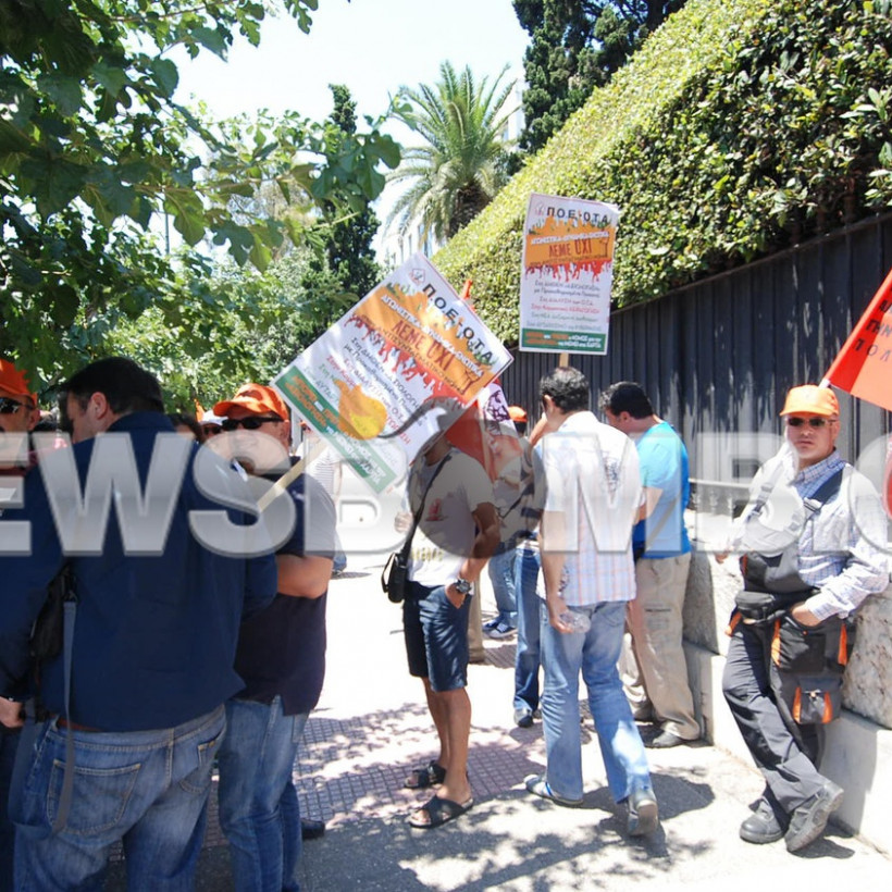 ΠΟΕ-ΟΤΑ: Σε εξέλιξη η διαμαρτυρία στο υπ. Διοικητικής Μεταρρύθμισης (pics&vid)