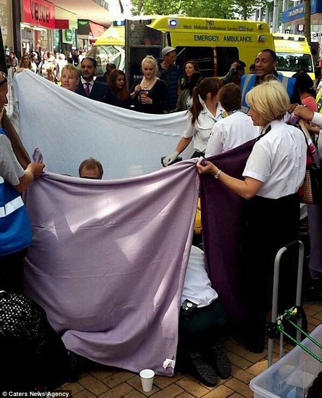 Γέννησε έξω από πολυκατάστημα! (pics)