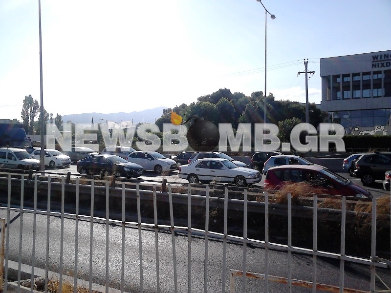 Κυκλοφοριακό «έμφραγμα» στην ΕΟ Αθηνών-Λαμίας λόγω καραμπόλας (vid+pics)