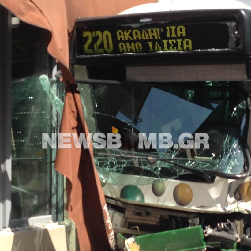 Αστικό λεωφορείο έπεσε σε καφετέρια