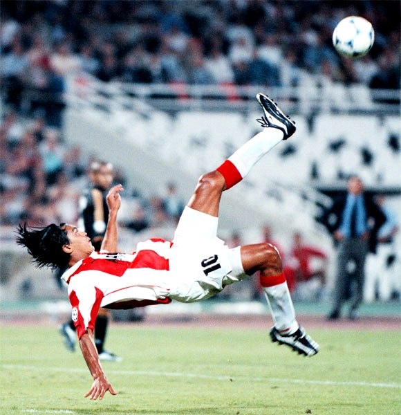 Σαν σήμερα: Ο «μάγος» Ζιοβάνι υπογράφει στον Ολυμπιακό (photos+videos)