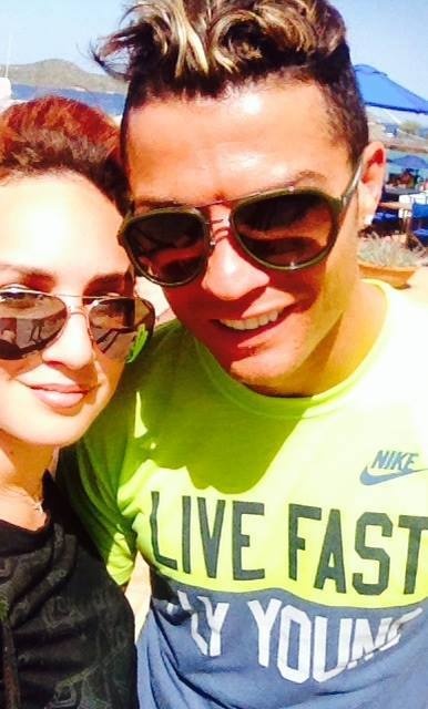 Τι κάνει ο Κριστιάνο Ρονάλντο με Κρητικιά τραγουδίστρια; (pics)