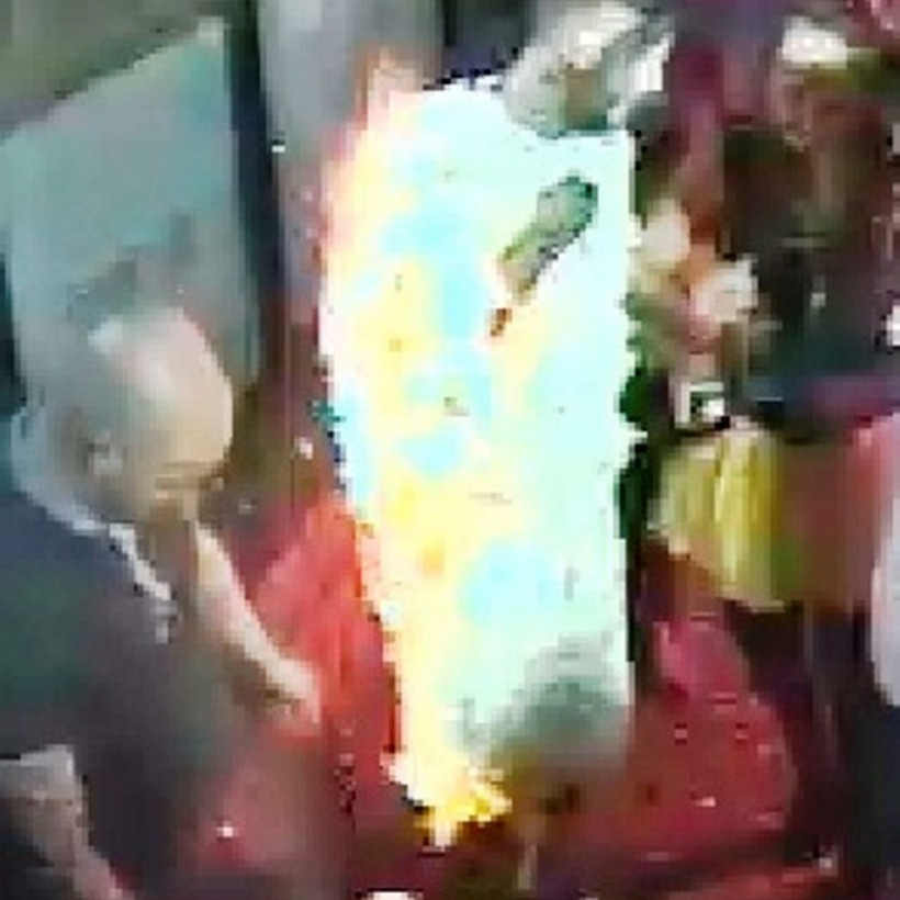 Η τρομακτική στιγμή που πορτιέρης βάζει φωτιά σε φοιτητή (pics)