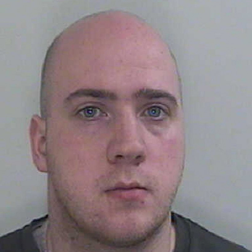 Η τρομακτική στιγμή που πορτιέρης βάζει φωτιά σε φοιτητή (pics)