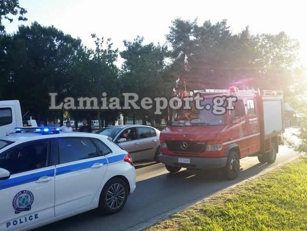 Λαμία: Αυτοκίνητο καρφώθηκε σε δέντρο