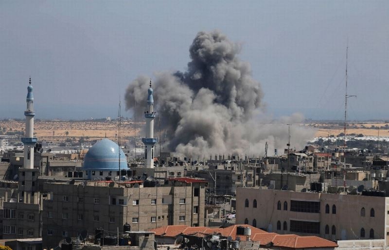 Ισραηλινοί βλέπουν τους βομβαρδισμούς στη Γάζα με ποπ κορν! (phs+vid)