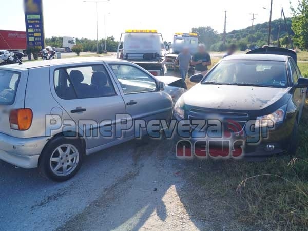 Πρέβεζα: Τροχαίο με τραυματίες - Φωτιά άρπαξε το ένα όχημα