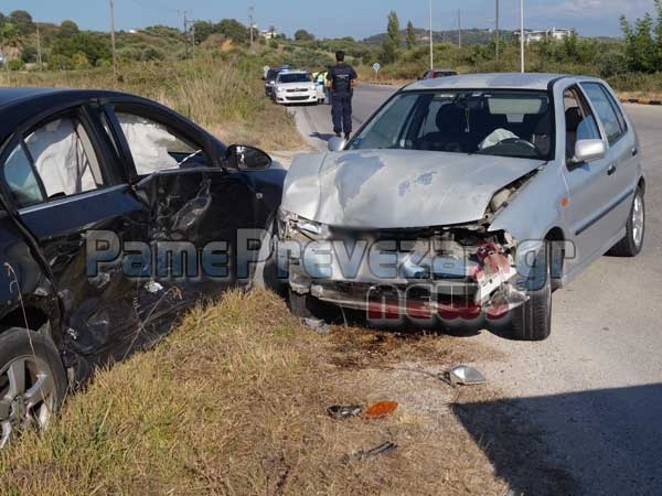Πρέβεζα: Τροχαίο με τραυματίες - Φωτιά άρπαξε το ένα όχημα