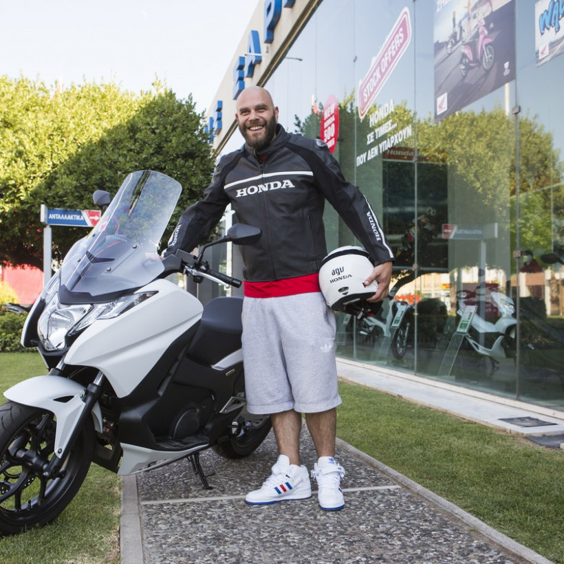  O Μιχάλης Stavento επιλέγει Honda Scooter για τις καθημερινές μετακινήσεις του! 