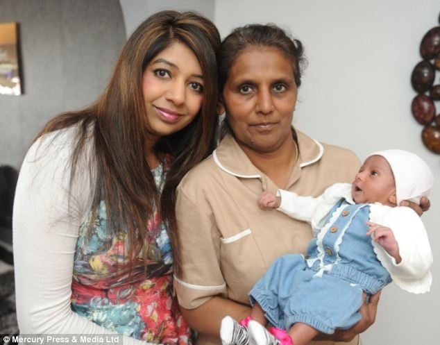 Την έδιωξαν από το μαιευτήριο και γέννησε στο σαλόνι της! (pics)