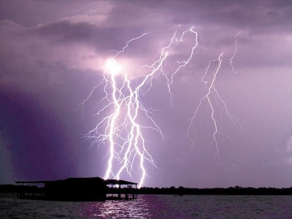 Το μέρος όπου πέφτουν 1,2 εκατομμύρια αστραπές τον χρόνο (pics&vid)