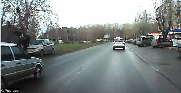 Θαύμα: Τη χτύπησε αυτοκίνητο και σηκώθηκε! (pics+video)