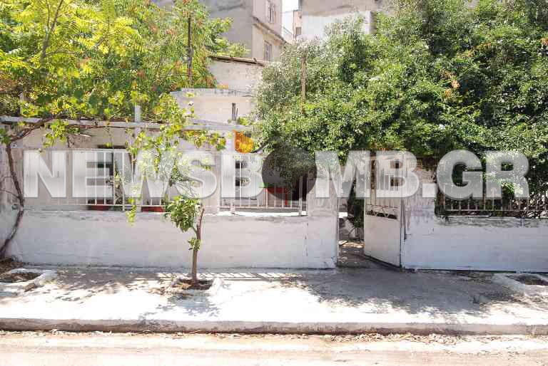 Άγριο έγκλημα στα Καμίνια - Βρέθηκε νεκρός στο σπίτι του (pics)