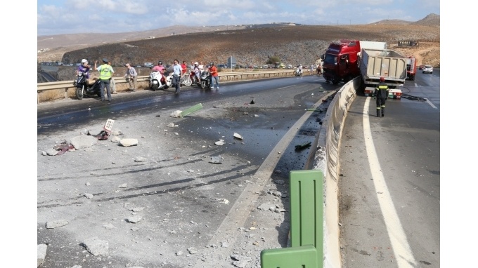 Κρήτη: Ντελαπάρισε νταλίκα και «προσγειώθηκε» σε ΙΧ (pics)