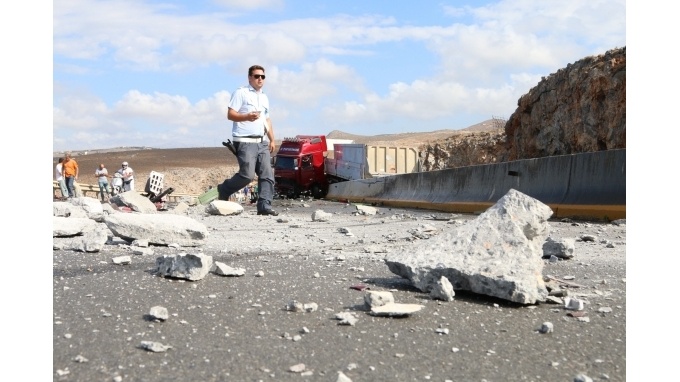 Κρήτη: Ντελαπάρισε νταλίκα και «προσγειώθηκε» σε ΙΧ (pics)