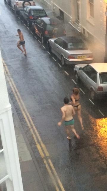 Τρελάθηκε ο καιρός στη Βρετανία - Ξαφνικό κύμα κακοκαιρίας (vid+pics)