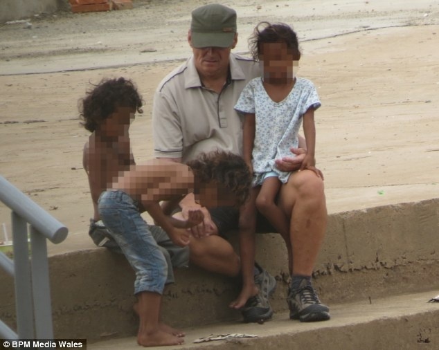 Σοκ: Παιδεραστής απεικονίζεται να περπατά με ανήλικα κορίτσια! (εικόνες)