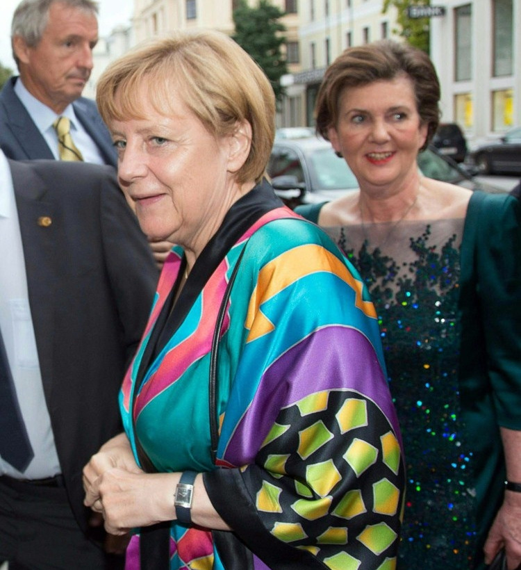 Η Άνγκελα Μέρκελ όπως δεν την έχετε ξαναδεί - Πέταξε το ταγιέρ και... (pics)