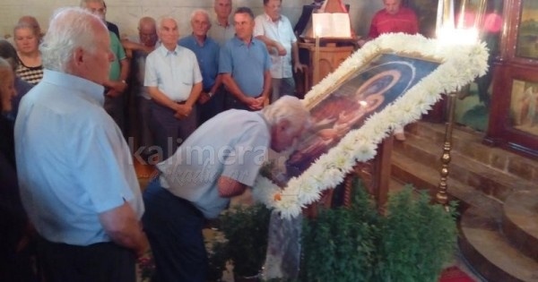 Αρκαδία: Ουρές για τη θαυματουργή εικόνα της Παναγίας (pics)