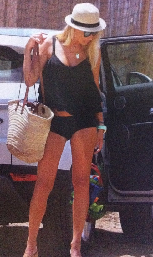 Φαίη Σκορδά: Πιο... αποκαλυπτική από ποτέ με το sexy μαγιό της! (pics)