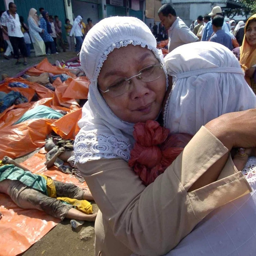 Βρήκε τους γονείς της 10 χρόνια μετά το τσουνάμι! (pics+video)
