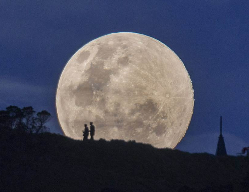 Μαγευτικές φωτογραφίες από την Πανσέληνο σε όλο τον κόσμο