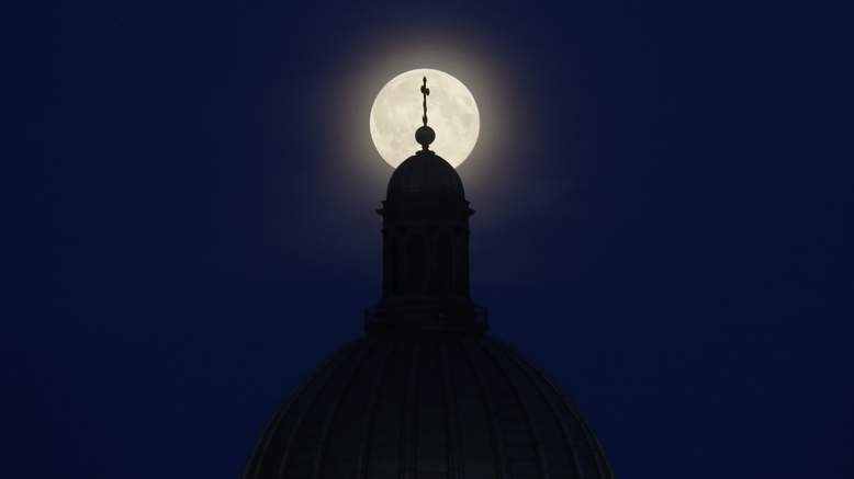 Έτσι είδαν την αυγουστιάτικη πανσέληνο στα πιο γνωστά μέρη του κόσμου!