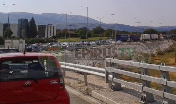 Ιωάννινα: Ουρά χιλιομέτρων στην εθνική από καραμπόλα τριών οχημάτων (pics)