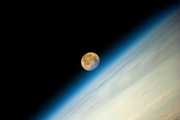Δείτε την πανσέληνο από το διάστημα (pics)