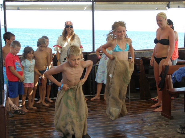 Κρουαζιέρα στον κόλπο της Σούδας με το πειρατικό Black Pearl (pics)