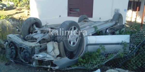 Απίστευτο τροχαίο στην Αρκαδία - Δείτε πού κατέληξε το αυτοκίνητο (pics)