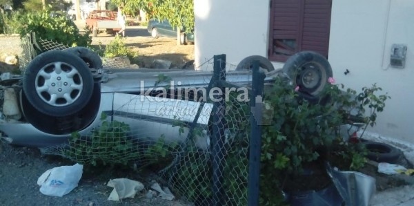 Απίστευτο τροχαίο στην Αρκαδία - Δείτε πού κατέληξε το αυτοκίνητο (pics)
