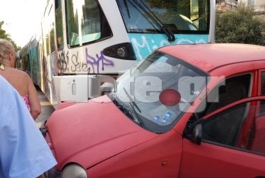 Πάτρα: Μιλούσε στο κινητό και το συγκρούστηκε με συρμό Προαστιακού (pic)